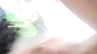 老年夫妇在与年轻少女做爱时玩纸牌游戏