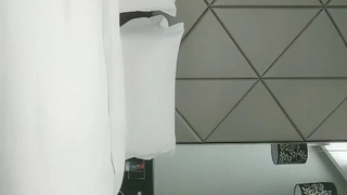 少女在口交中接受一根巨大的阴茎