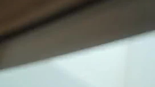 胸部和屁股丰满的性感少女在继兄面前变得肮脏